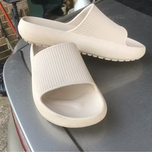 Cloudie Size 9 slide oatmeal neutral color